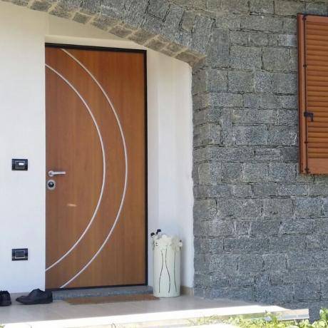 Porta blindata, finestre e chiusure oscuranti in casa privata